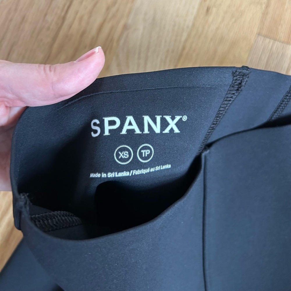 SPANX booty boost smooth front micro flare legging yoga pants very black size XS - Picture 3 of 10
